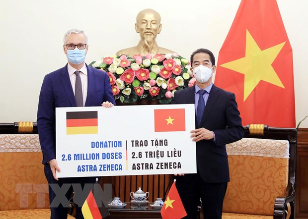 Thứ trưởng Ngoại giao Tô Anh Dũng tiếp nhận tượng trưng 2,6 triệu liều vaccine AstraZeneca từ Đại sứ Đức tại Việt Nam Guido Hildner. (Ảnh: Lâm Khánh/TTXVN)