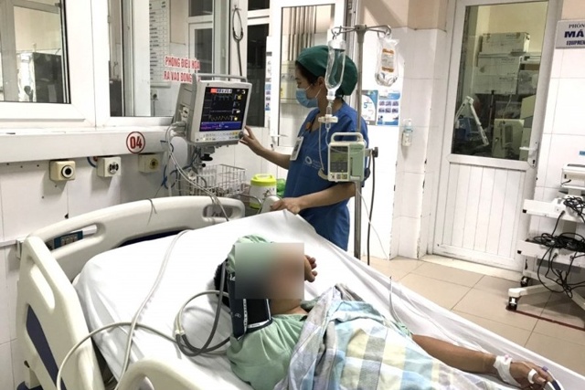 Các bác sĩ, nhân viên y tế chăm sóc, điều trị cho bệnh nhân ngộ độc thuốc diệt chuột. Ảnh tư liệu: Mạc Thảo