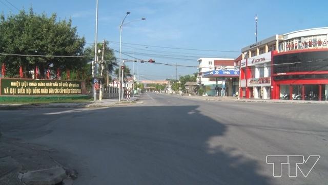 Dọc các tuyến đường lớn, nhỏ trong huyện Hậu Lộc vắng hẳn bóng người …