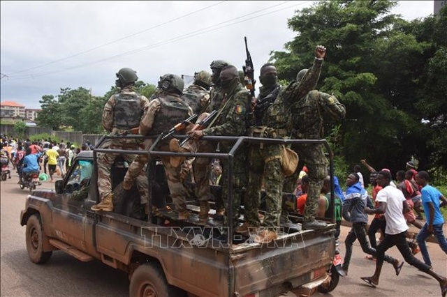 Binh sĩ Guinea tuần tra trên đường phố Conakry sau khi nhóm binh sĩ đặc nhiệm tiến hành cuộc binh biến bắt giữ Tổng thống và giải thể Chính phủ nước này, ngày 5/9/2021. Ảnh: AFP/TTXVN 
