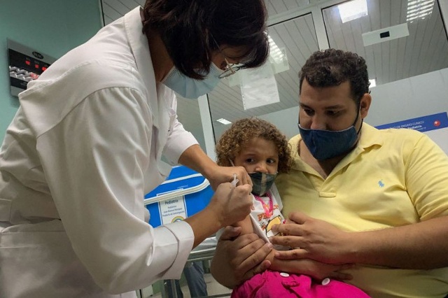Một trẻ nhỏ được tiêm thử nghiệm vắc xin Soberana ngừa Covid-19 ở thủ đô Havana, Cuba hồi tháng 8/2021. Ảnh: Strait Times