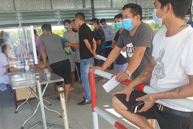 Người dân làm thủ tục khai báo y tế tại Chốt kiểm soát dịch cầu Bạch Đằng, cao tốc Hạ Long - Vân Đồn. Ảnh: Nguyễn Hùng
