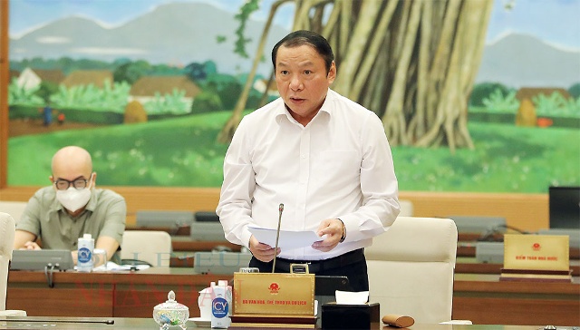 Bộ trưởng Bộ Văn hóa, Thể thao và Du lịch Nguyễn Văn Hùng trình bày Tờ trình về dự án Luật Điện ảnh (sửa đổi)