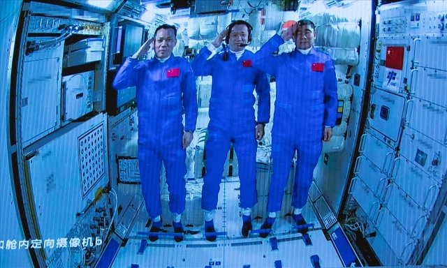 Ba phi hành gia Thang Hồng Ba, Nhiếp Hải Thắng và Lưu Bá Minh (từ trái sang) trên module lõi Thiên Hà của trạm vũ trụ Thiên Cung. Ảnh: Xinhua