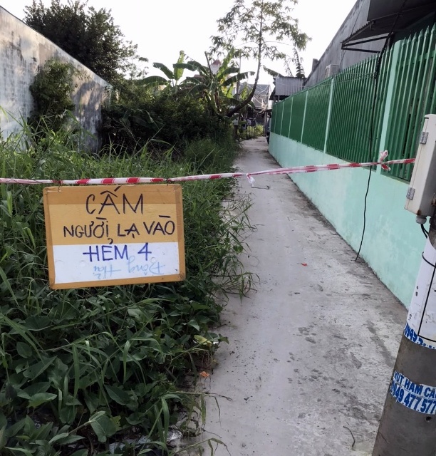 Người dân Khóm 1, phường 1 tự giăng dây bảo vệ khu phố của mình vì lo sợ người lạ ra vào. Ảnh: Nhật Hồ