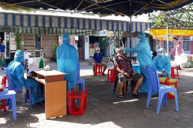 Trạm y tế lưu động phường 3, lần đầu tiên người dân tại thành phố Bạc Liêu được test tận nhà mà không phải tập trung đi test trong lúc đang giãn cách. Ảnh: Nhật Hồ