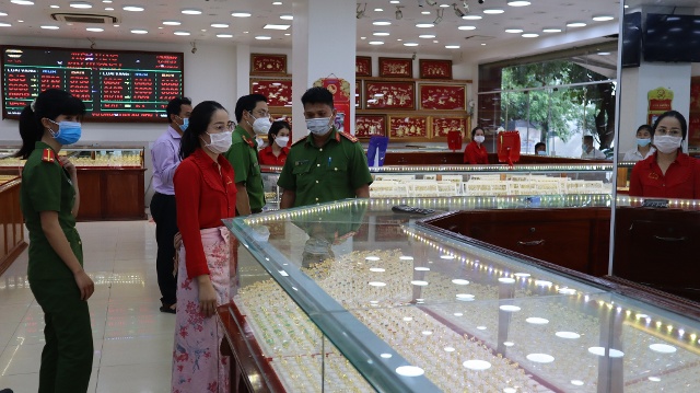 Quầy bán vàng, nơi Nhung quản lý sau khi bị phát hiện mất trộm.