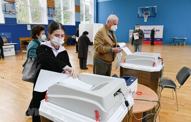 Cử tri Nga bỏ phiếu bầu Duma Quốc gia (Hạ viện) tại điểm bầu cử ở Moskva, ngày 19/9/2021.