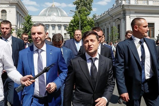 Tổng thống Ukraine Volodymyr Zelensky (phải) và trợ lý thân cận Sergei Shefir trong một bức ảnh hồi tháng 5/2019 (Ảnh: Reuters).