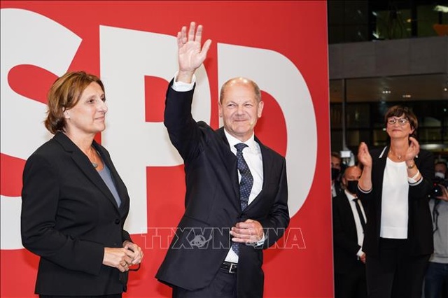 Lãnh đạo đảng Dân chủ Xã hội Đức (SPD) Olaf Scholz (thứ 2, trái) khi kết quả thăm dò sau bầu cử được công bố, ở Berlin, ngày 26/9/2021. Ảnh: THX/TTXVN
