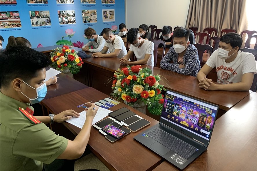 Các đối tượng liên quán đến đường dây đánh bạc dưới hình thức game online tại cơ quan công an. Ảnh: CA.