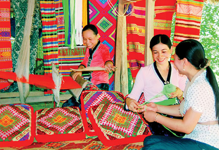 L&agrave;ng nghề dệt thổ cẩm.