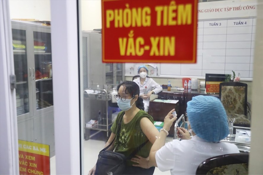 Cán bộ y tế tiêm chủng vaccine COVID-19 cho người dân tại Hà Nội. Ảnh: Hải Nguyễn