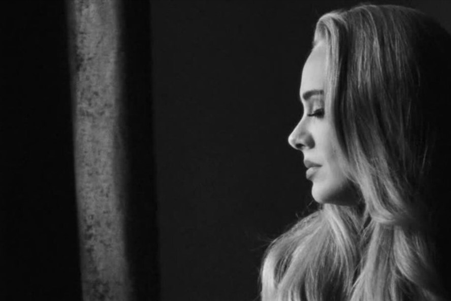 Adele chính thức trở lại đường đua âm nhạc với “Easy On Me”. Ảnh: Xinhua