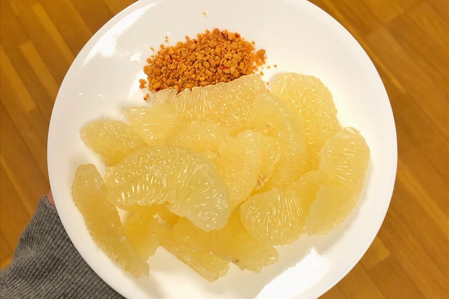Bưởi chứa nhiều vitamin C giúp cơ thể hấp thụ sắt tốt hơn. Ảnh: Thanh Ngọc.