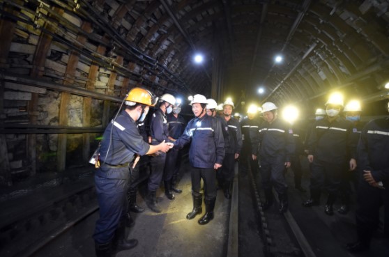 Phó Thủ tướng Lê Văn Thành hỏi thăm tình hình sản xuất, động viên công nhân mỏ. Ảnh VGP/Đức Tuân