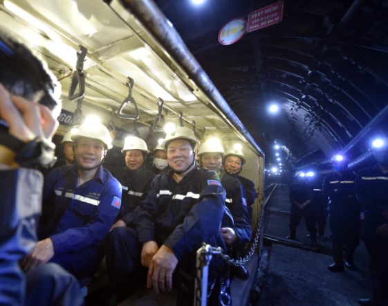 Trong hầm mỏ ở độ sâu -140m, Phó Thủ tướng, lãnh đạo một số bộ ngành, tỉnh Quảng Ninh và cán bộ ngành than đi tàu để xuống độ sâu -230m. Ảnh: VGP/Đức Tuân