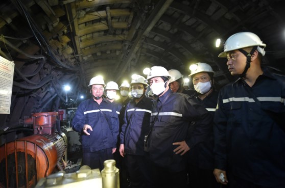 Phó Thủ tướng thị sát tình hình sản xuất tại hầm mỏ ở độ sâu -230m. Ảnh: VGP/Đức Tuân