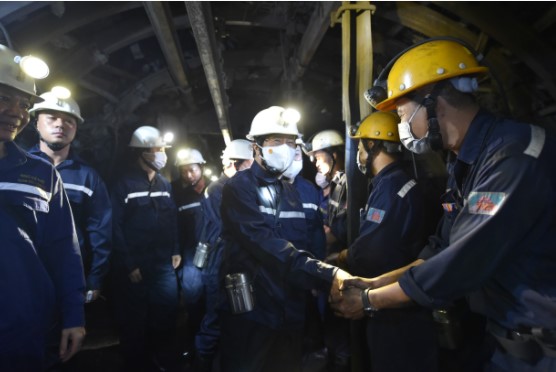 Phó Thủ tướng động viên công nhân đang làm việc tại hầm mỏ ở độ sâu -230m. Ảnh: VGP/Đức Tuân
