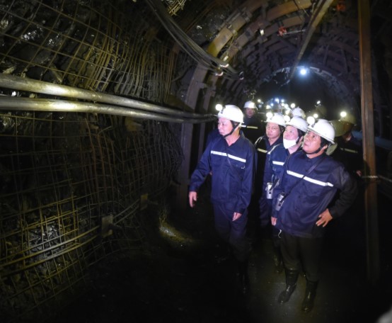 Phó Thủ tướng xuống kiểm tra hầm mỏ ở độ sâu -240m. Ảnh: VGP/Đức Tuân