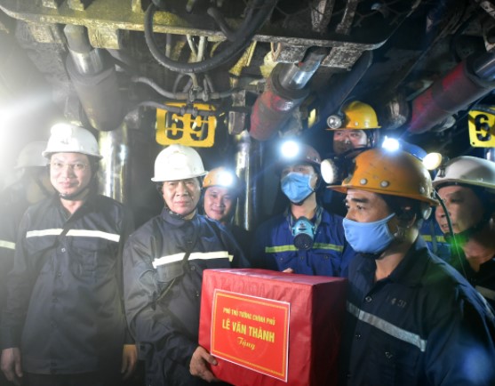 Phó Thủ tướng tặng quà, động viên công nhân mỏ than. Ảnh: VGP/Đức Tuân