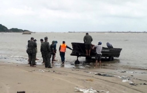 Sáng nay (26/10), UBND huyện Bình Sơn, tỉnh Quảng Ngãi cho biết đã tìm thấy thi thể 3 ngư dân bị nước cuốn mất tích trên biển xảy ra tại cửa biển Sa Cần.