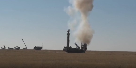 Dàn lá chắn thép của Nga trút "mưa " tên lửa trong tập trận