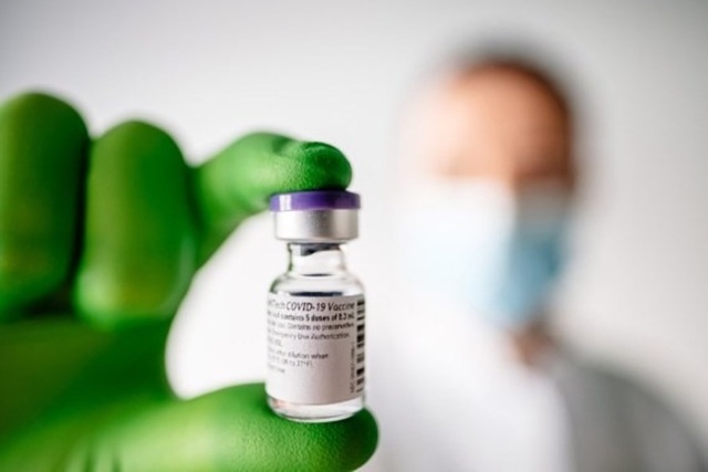 Một lọ vaccine Pfizer. Ảnh: Tân Hoa Xã