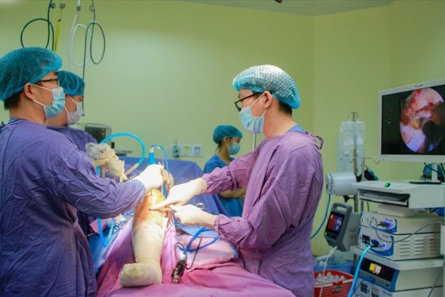 Phẫu thuật nội soi thành công ca bệnh đứt 3 dây chằng khớp gối hiếm gặp. Ảnh: BV