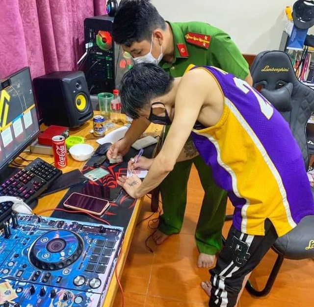 Bàn DJ, hệ thống loa và chiếu sáng phục vụ cho tiệc ma túy của nhóm đối tượng
