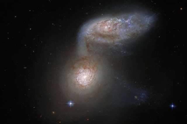 Hình ảnh hai thiên hà Arp 91 ở cạnh nhau do kính Hubble của NASA ghi lại. Ảnh: NASA