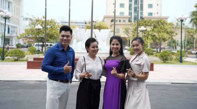  Cô giáo Nguyễn Mai Thuyên (thứ 2 từ trái sang) trong lần quay MV  &quot;Tự hào khúc hát ngành y &quot; (Ảnh: NVCC).
