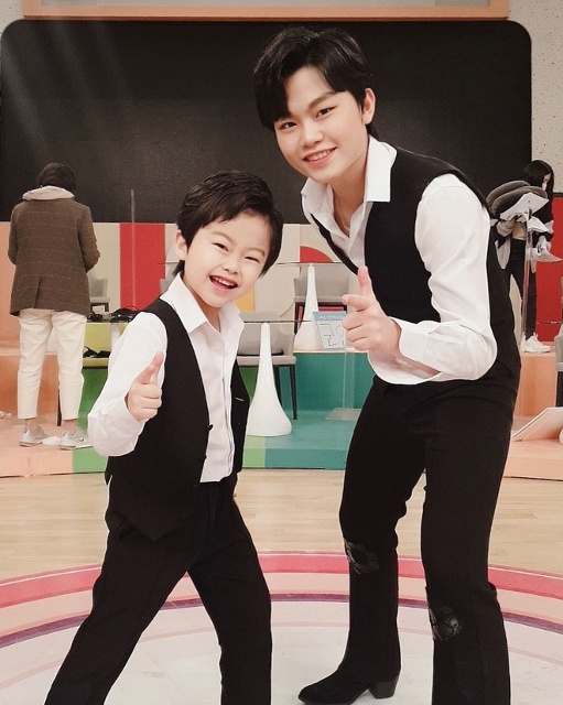 Cậu em trai của Hwang Min Woo là Hwang Min Ho (8 tuổi) cũng đang đi theo con đường của anh trai (Ảnh: Instagram).