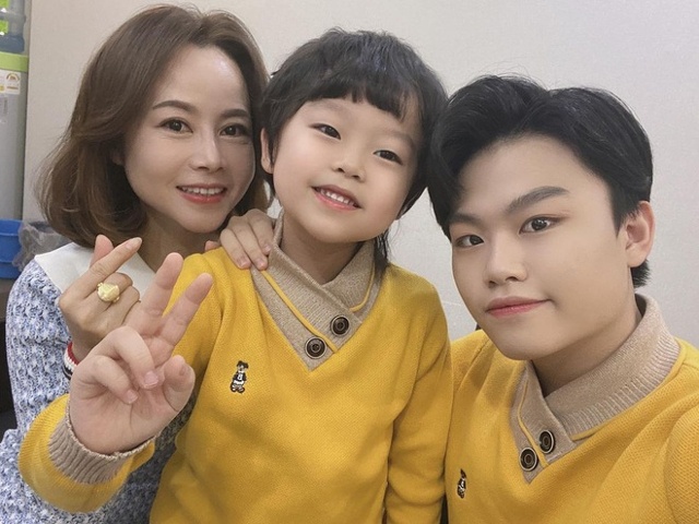Hwang Min Woo bên mẹ và em trai (Ảnh: Instagram).