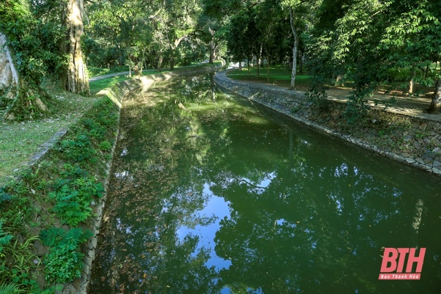 Đường dẫn vào hoàng thành có một con sông đào tên là sông Ngọc. Dòng chảy này bắt nguồn từ Tây Hồ, vòng qua trước thành và điện Lam Kinh.