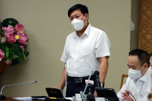 Thứ trưởng Bộ Y tế Đỗ Xuân Tuyên cho biết, Bộ Y tế đang lên kế hoạch, lộ trình triển khai tiêm vaccine phòng COVID-19 cho trẻ em, trước hết sẽ triển khai tiêm cho trẻ từ 12-17 tuổi. Ảnh: VGP/Đình Nam