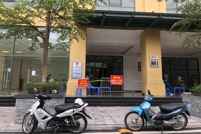 Lực lượng chức năng tạm phong tỏa tòa HH01A, chung cư New Horizon City do có ca nghi mắc Covid-19.