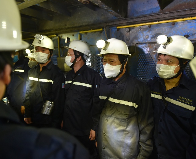 Từ mức +35m so với mực nước biển, Phó Thủ tướng Lê Văn Thành đi thang máy xuống độ sâu -140 m dưới hầm lò khai thác than. Ảnh: VGP/Đức Tuân