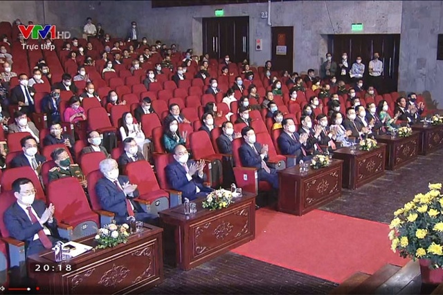 Chủ tịch nước Nguyễn Xuân Phúc và các đại biểu tham dự Lễ trao giải Báo chí Quốc gia lần thứ XV- năm 2020.