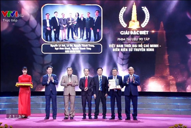 Đồng chí Nguyễn Xuân Phúc, Ủy viên Bộ Chính trị, Chủ tịch Nước CHXHCN Việt Nam và đồng chí Võ Văn Thưởng, Ủy viên Bộ Chính trị, Thường trực Ban Bí thư chúc mừng, trao giải đặc biệt cho tác phẩm “Việt Nam - Thời đại Hồ Chí Minh, Biên niên sử truyền hình” của Báo Nhân Dân.