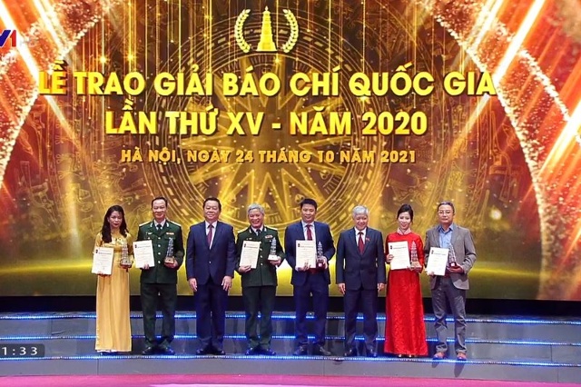 Ban tổ chức trao giải cho các tác giả có tác phẩm đạt giải A.