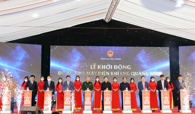 Phó Thủ tướng Lê Văn Thành cùng các đại biểu thực hiện nghi thức khởi công Dự án Nhà máy điện khí LNG Quảng Ninh.