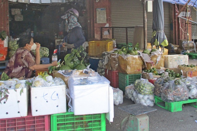 Bưởi da xanh bán tại chợ đầu mối Hóc Môn