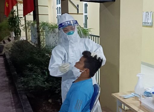 Xét nghiệm toàn bộ người dân trên địa bàn huyện Yên Thế để đánh giá tình hình dịch bệnh.