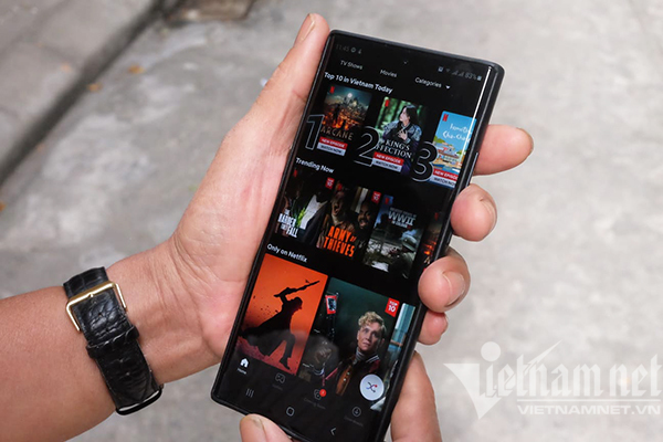 Người dùng Việt Nam bắt đầu có thể sử dụng nhiều nội dung miễn phí trên Netflix, thay vì phải trả tiền để sử dụng dịch vụ như trước kia. Ảnh: Trọng Đạt
