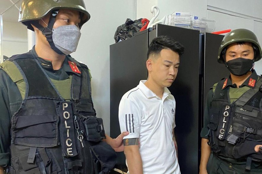 Tr&ugrave;m đường d&acirc;y đ&aacute;nh bạc 30.000 tỉ H&agrave;  "Mi&ecirc;n " (&aacute;o trắng) thời điểm bị bắt giữ. Ảnh: CACC