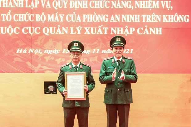 Trung tướng Lương Tam Quang - Thứ trưởng Bộ Công an trao quyết định thành lập Phòng An ninh trên không. Ảnh: TTXVN