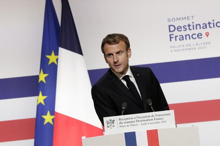 Emmanuel Macron và quốc kỳ Pháp: Emmanuel Macron, Tổng thống nước Pháp, với niềm yêu quý và sự tôn trọng đối với quốc kỳ Pháp, đã luôn dùng nó như một biểu tượng cho sự độc lập, tự do và sự đoàn kết trong quốc gia. Đây cũng là một trong những yếu tố giúp ông trở thành người lãnh đạo được lòng tin của nhân dân Pháp.