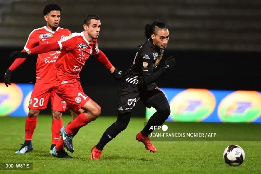 Billy Ketkeophomphone (áo đen) sẽ thi đấu có đội tuyển Lào tại AFF Cup 2020. Ảnh: AFP