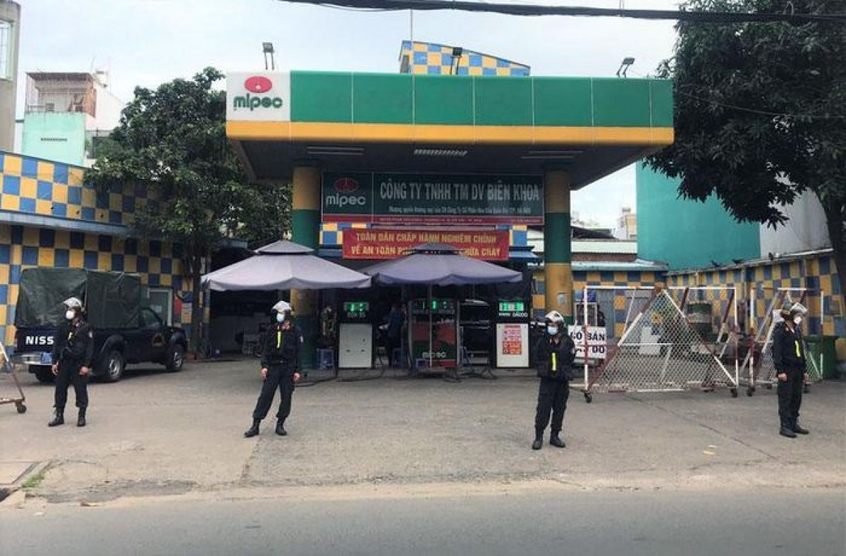 Lực lượng chức năng khám xét Công ty Biên Khoa.
